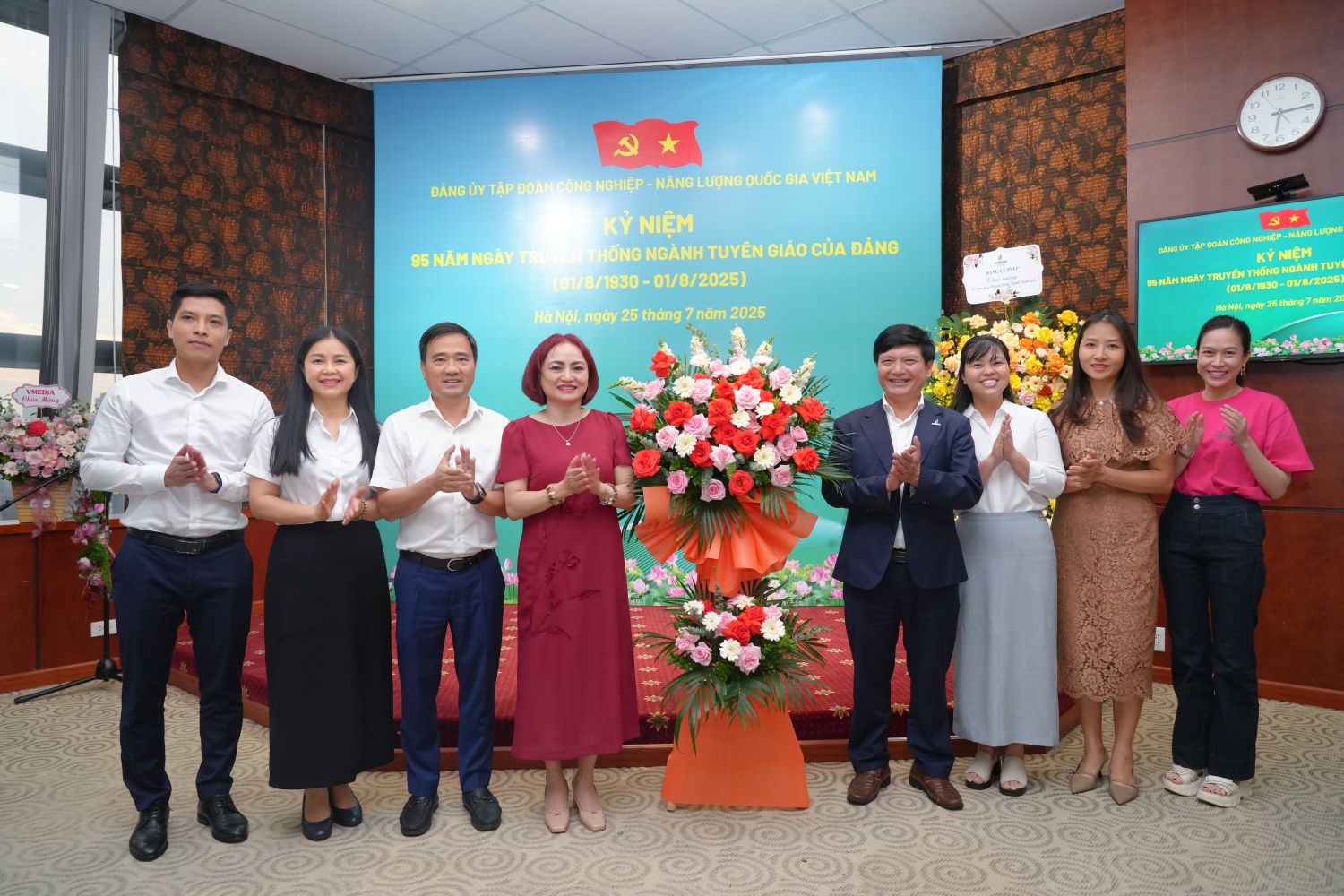 Công đoàn Petrovietnam tặng hoa chúc mừng các đồng chí Ban Tuyên giáo và Dân vận Đảng ủy Tập đoàn