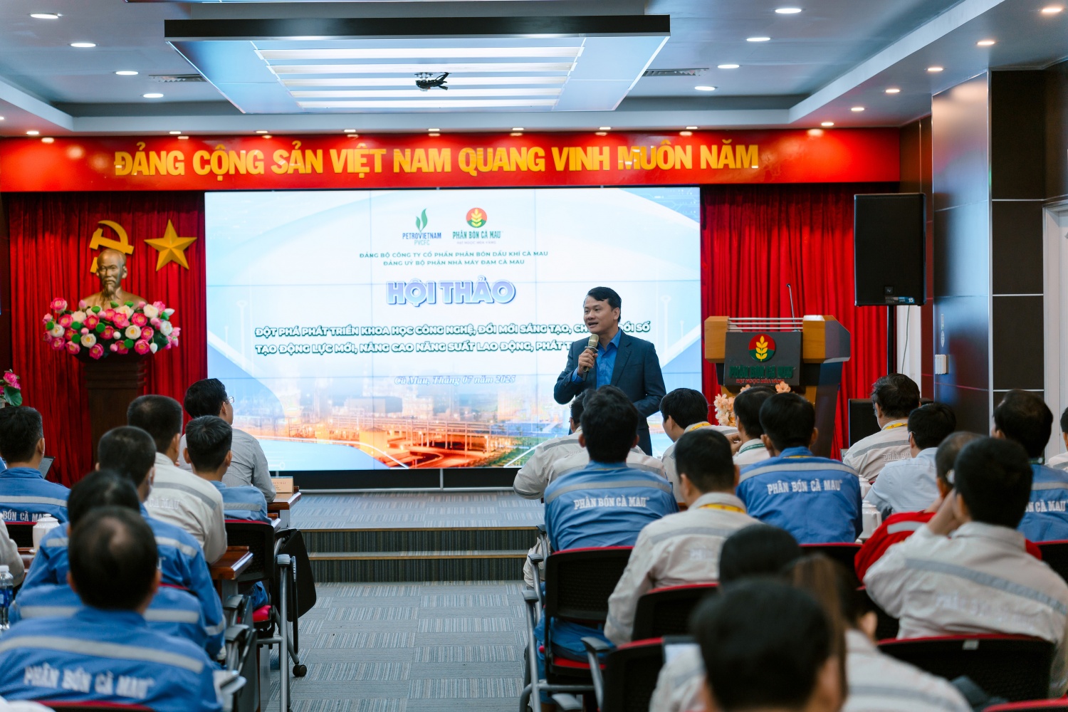 Đồng chí Trần Bằng Việt chia sẻ chuyên đề về xu thế và vai trò của đổi mới sáng tạo, chuyển đổi số trong phát triển kinh tế - doanh nghiệp
