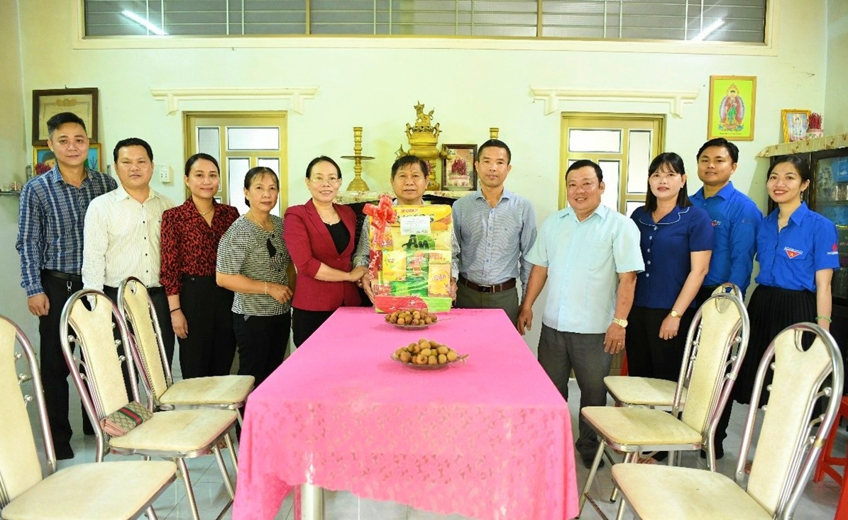 Đoàn đến thăm, tặng quà thân nhân gia đình liệt sĩ tại ấp An Đức, xã Đại Ngãi
