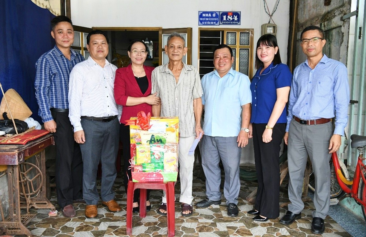 Đoàn đến nhà thăm và tặng quà chú Lê Khắc Hùng là thương binh tại ấp Ngãi hội 2, xã Đại Ngãi