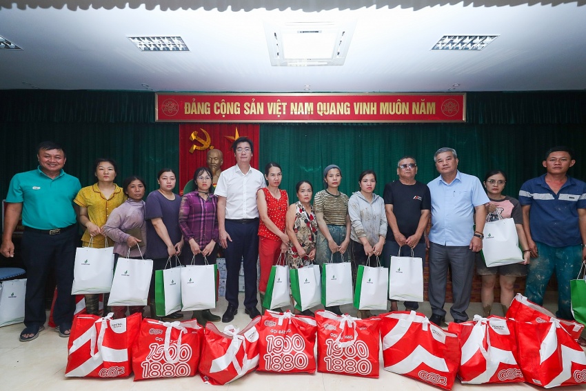 Đoàn công tác Petrovietnam trao tặng những phần quà đến với bà con