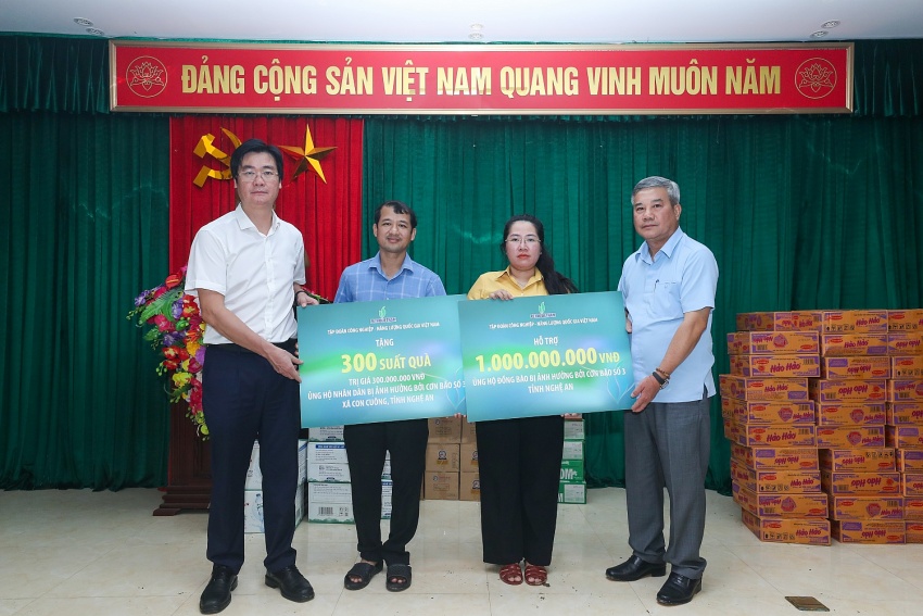 Ông Đỗ Chí Thanh, Phó Tổng giám đốc Petrovietnam cùng ông Nguyễn Mạnh Kha, Ủy viên BCH Tổng LĐLĐ Việt Nam, Phó Chủ tịch Thường trực Công đoàn Petrovietnam trao hỗ trợ cho tỉnh Nghệ An khắc phục hậu quả sau bão