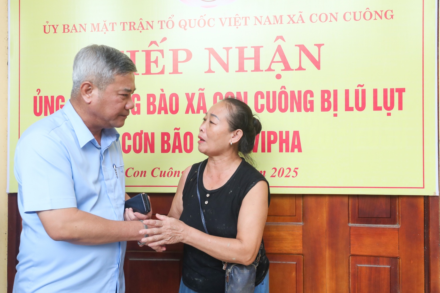 Người dân xã Con Cuông xúc động khi gặp đoàn công tác của Petrovietnam