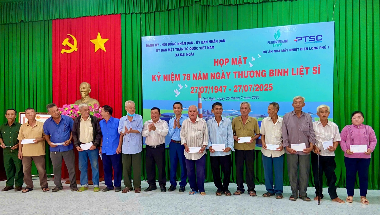 Các đồng chí đại diện Đảng ủy và đại diện Công đoàn Ban QLDA trao quà các gia đình chính sách