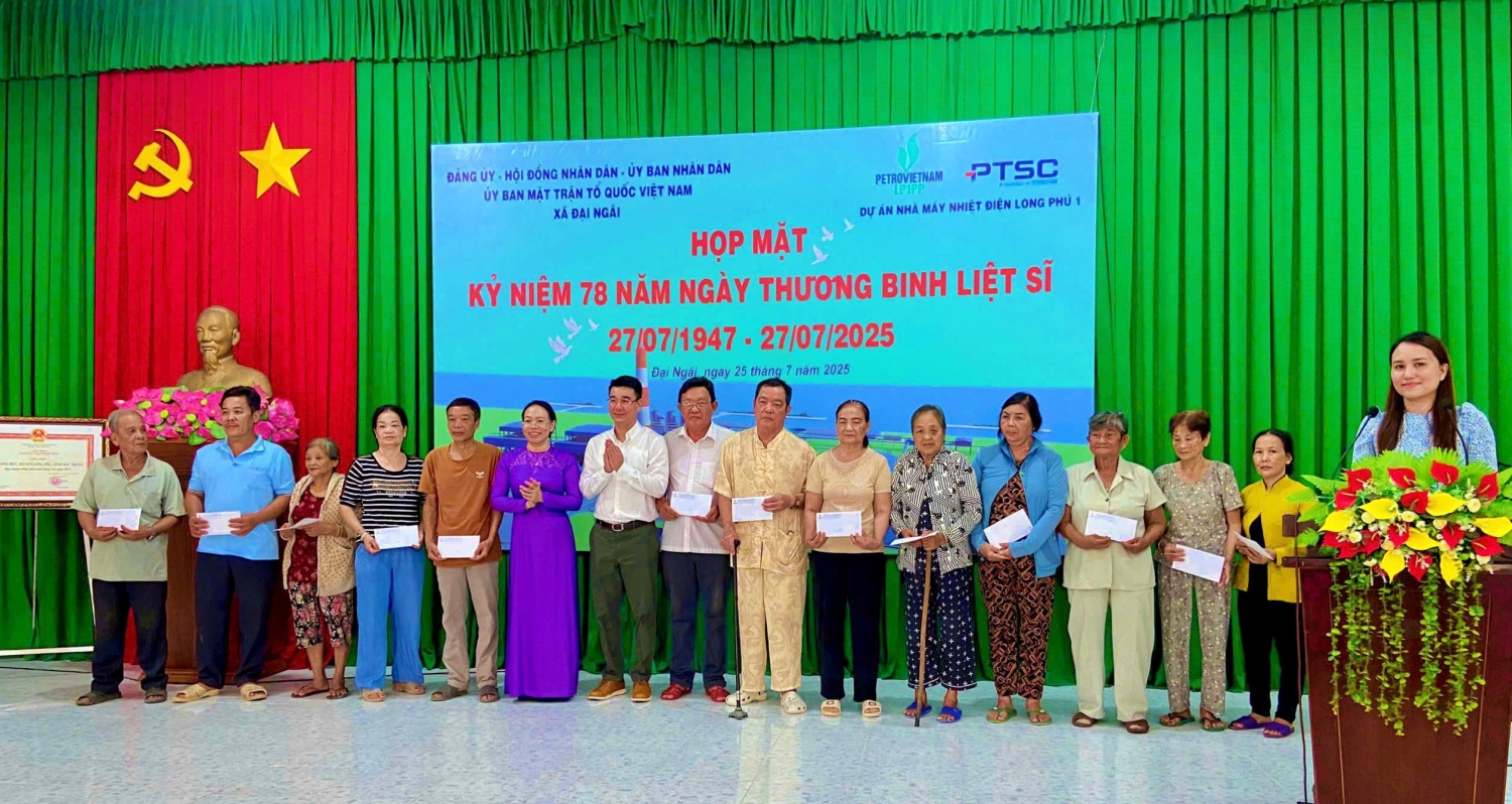 Đồng chí Huỳnh Thị Diễm Ngọc - Thành ủy viên, Bí thư xã Đại Ngãi; đồng chí Nguyễn Anh Sơn - Trưởng phòng Tổ chức Hành chính Ban QLDA Long Phú 1 trao quà cho gia đình chính sách xã Đại Ngãi