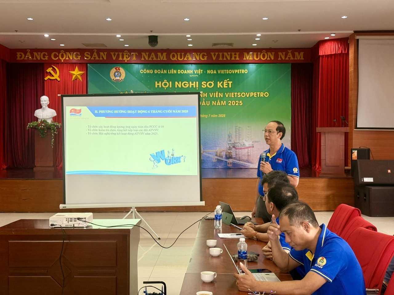Ông Nguyễn Bá Cường, Trưởng ban Quản lý - Điều hành mạng lưới ATVSV trình bày báo cáo sơ kết công tác 6 tháng đầu năm 2025.
