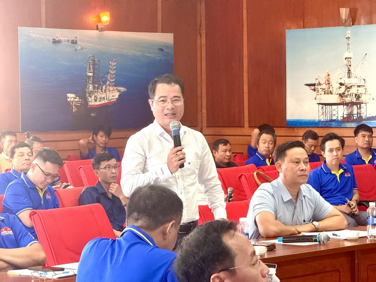 Ông Hoàng Phúc Long, Chủ tịch Công đoàn Vietsovpetro phát biểu tại hội nghị.