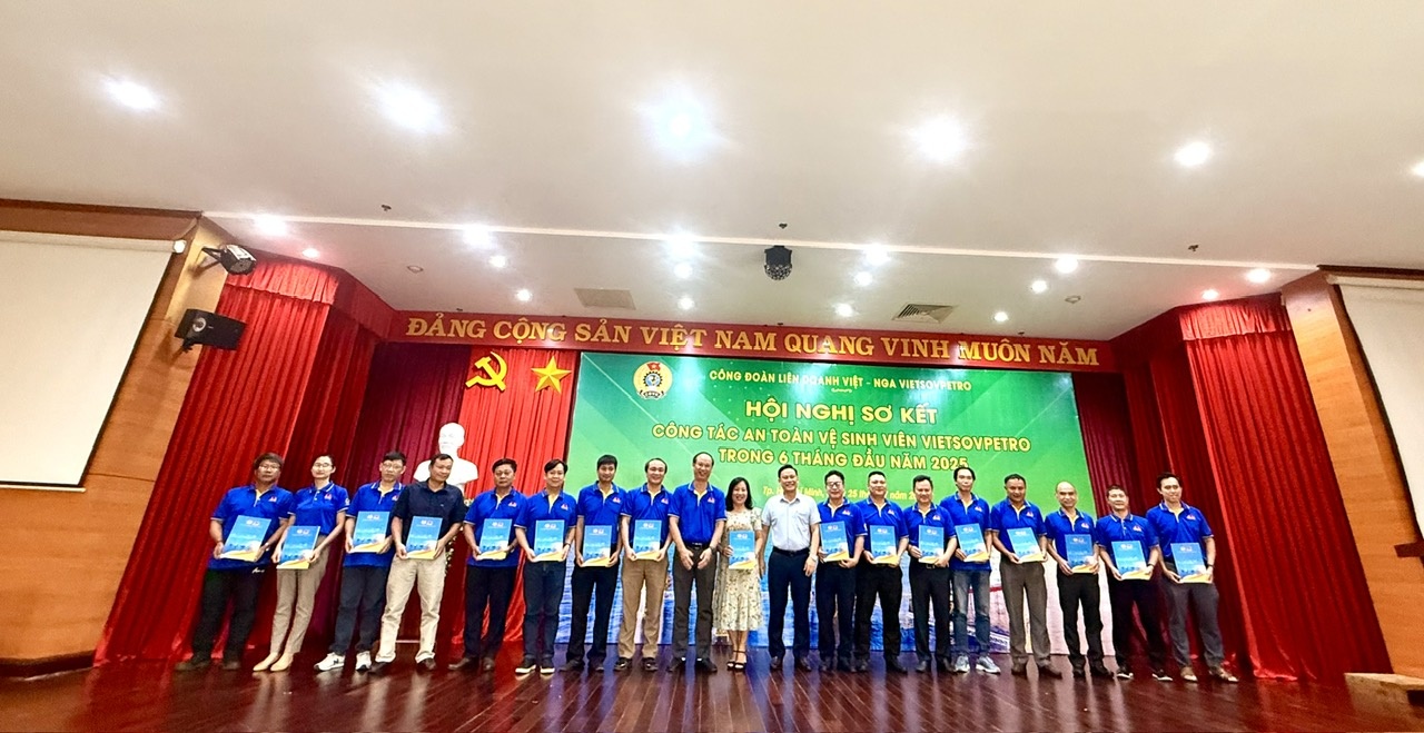 Tuyên dương các tập thể, cá nhân ATVSV có nhiều đóng góp tích cực, hiệu quả trong công tác đảm bảo an toàn, vệ sinh lao động tại đơn vị.