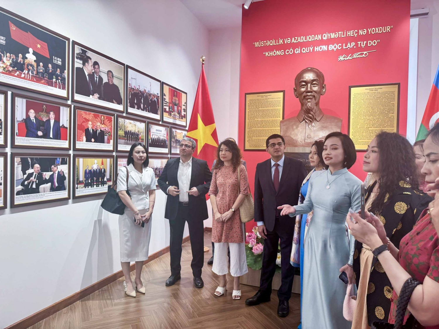 Đoàn đại biểu tham quan Phòng lưu niệm Chủ tịch Hồ Chí Minh.