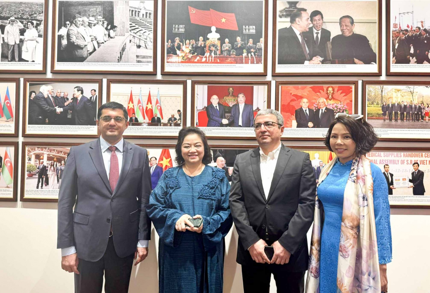 Ca sĩ Phan Minh Châu - người trình diễn trong sự kiện Ngày Văn hóa Việt Nam ở Baku, là con dâu của cố Thủ tướng Phạm Văn Đồng xúc động khi nhìn thấy tấm ảnh ông tiếp đón phái đoàn Azerbaijan được trưng bày ở Phòng lưu niệm.
