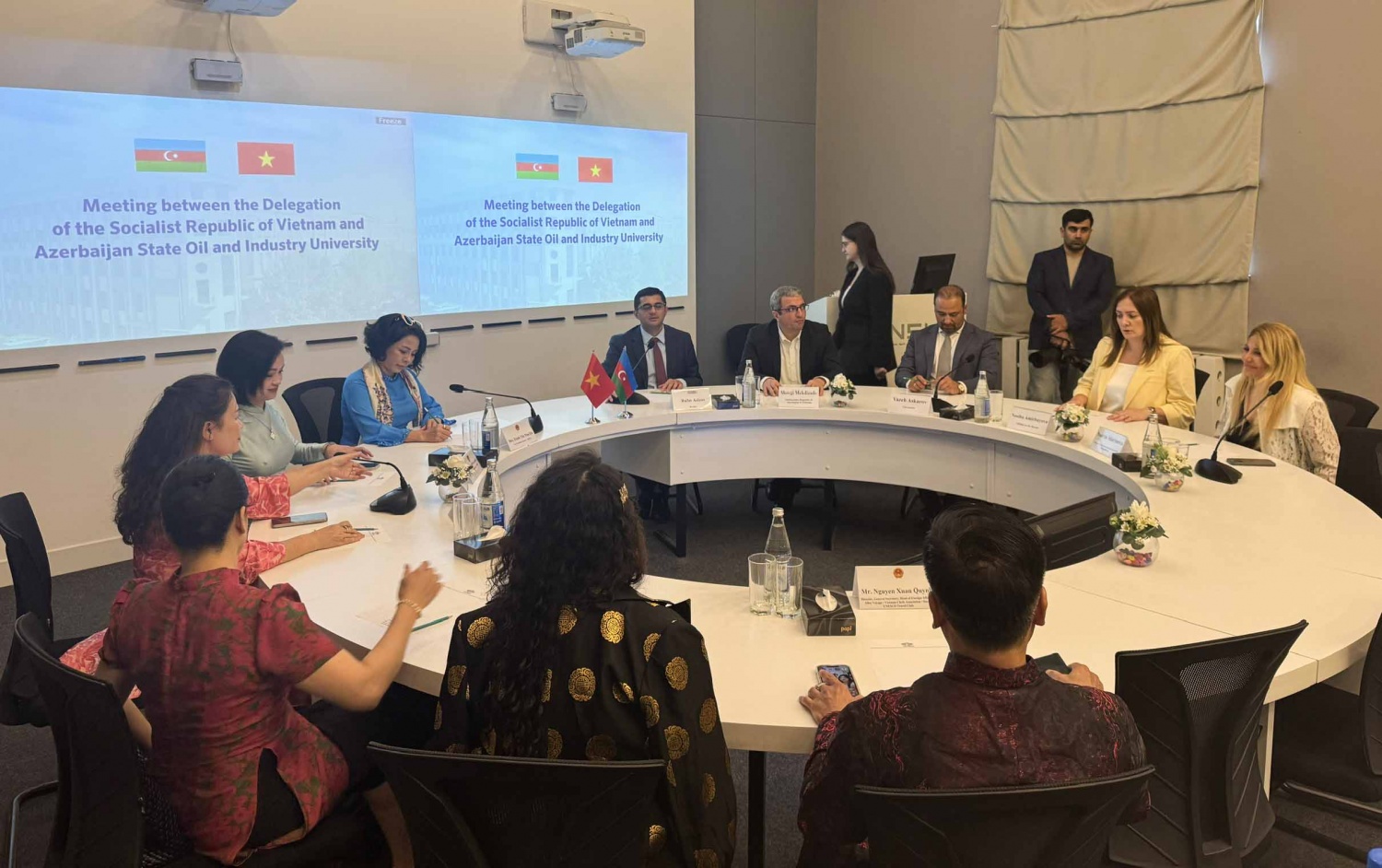 Đoàn Việt Nam làm việc với phía Trường Đại học Dầu mỏ và Công nghiệp Quốc gia Azerbaijan.