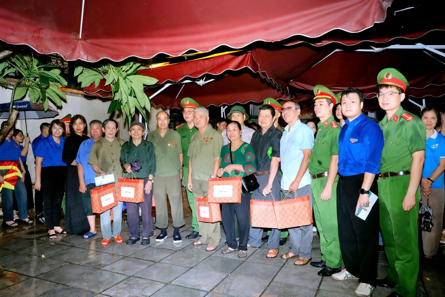 Tuổi trẻ PVEP đã trao tặng quà tới các thương binh, thân nhân liệt sĩ và gia đình có công với cách mạng.