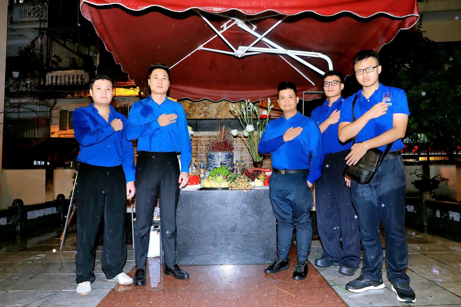 Tuổi trẻ PVEP bày tỏ sự tưởng niệm, tri ân các anh hùng liệt sĩ đã hy sinh vì sự nghiệp giải phóng dân tộc, bảo vệ Tổ quốc.