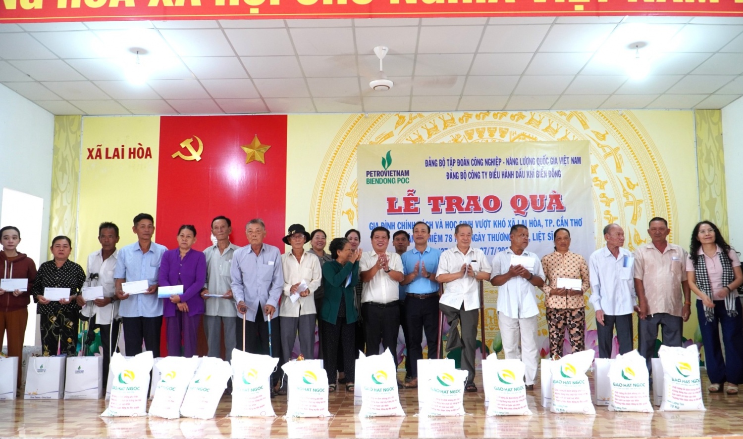 Trao quà cho các gia đình chính sách, có công với cách mạng.