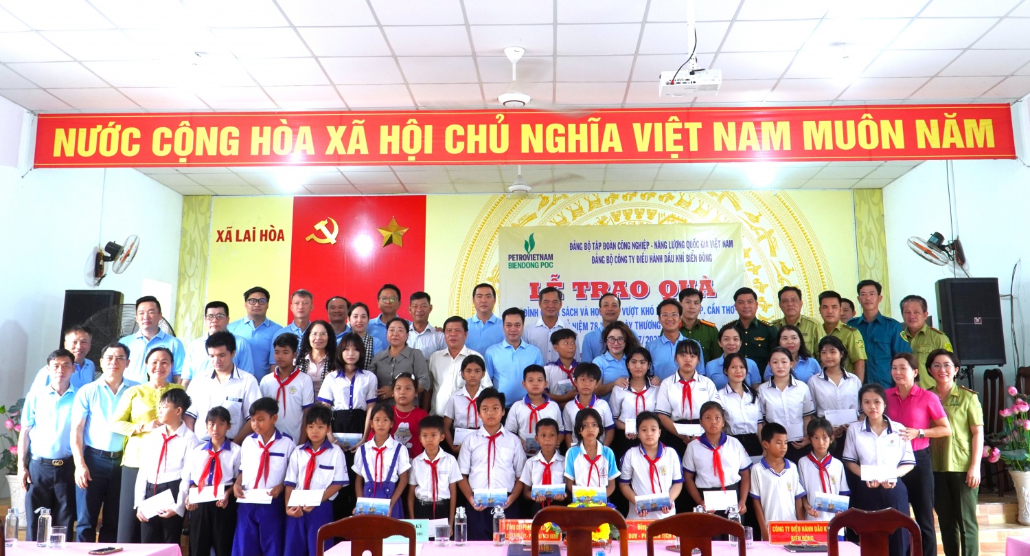 Trao học bổng cho học sinh hiếu học, vượt khó.