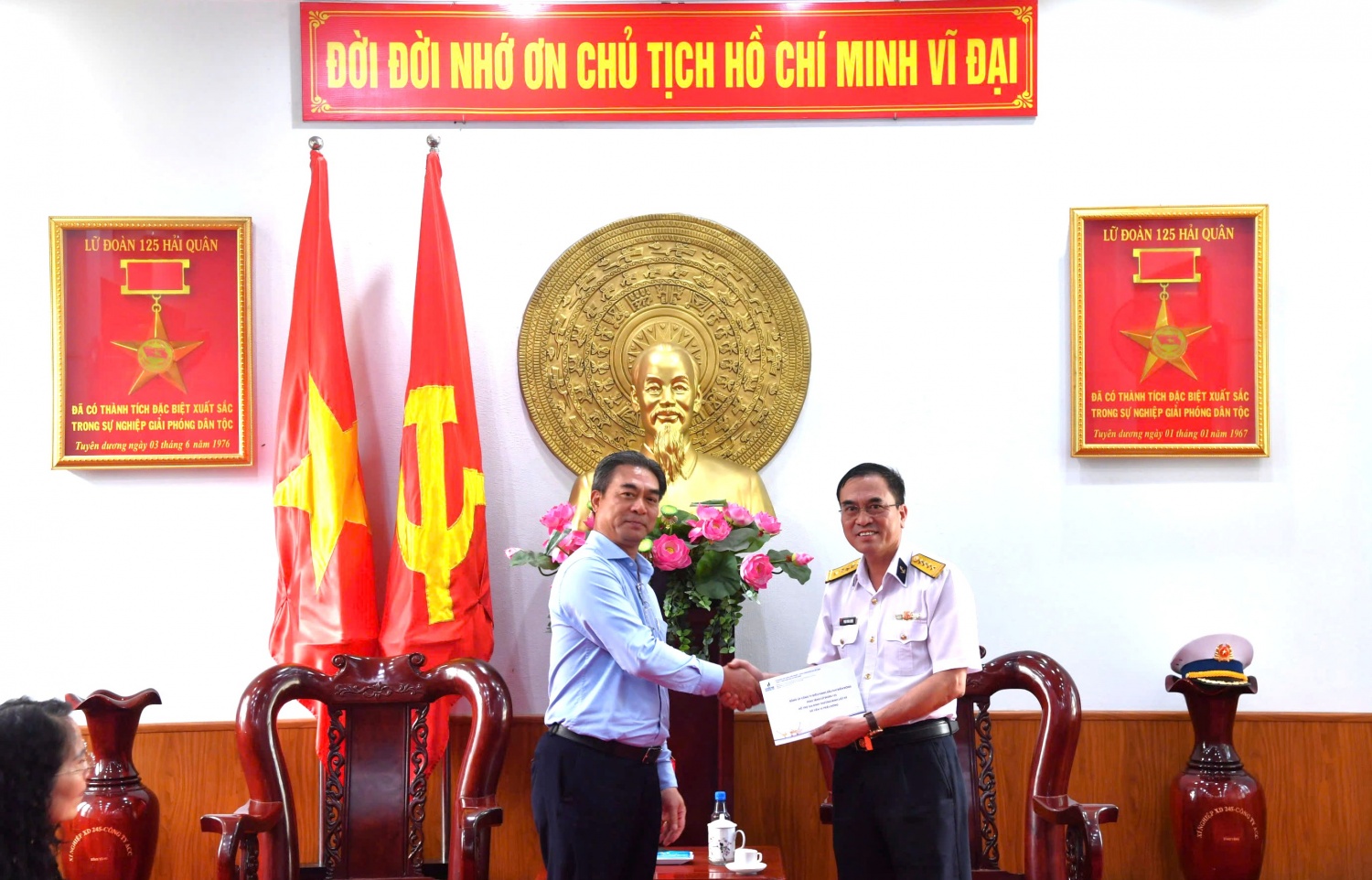 Đoàn công tác BIENDONG POC trao quà hỗ trợ Lữ đoàn 125, góp phần chăm lo, động viên các gia đình thương binh, liệt sĩ.
