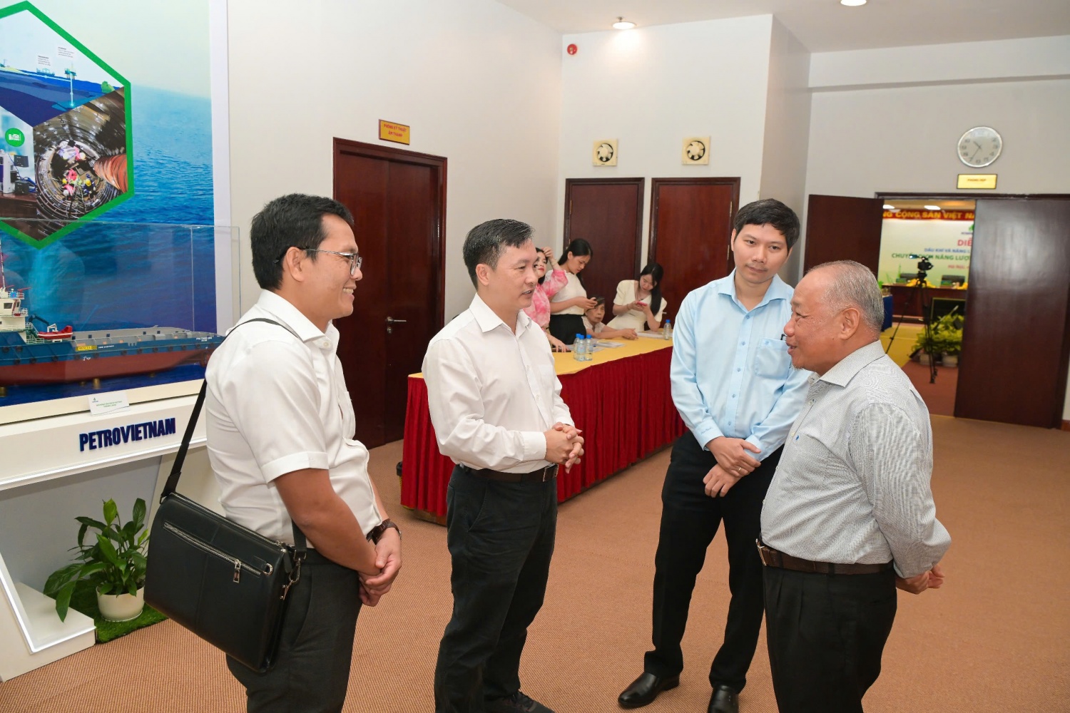 Các đại biểu, chuyên gia gặp gỡ, trao đổi bên lề Diễn đàn