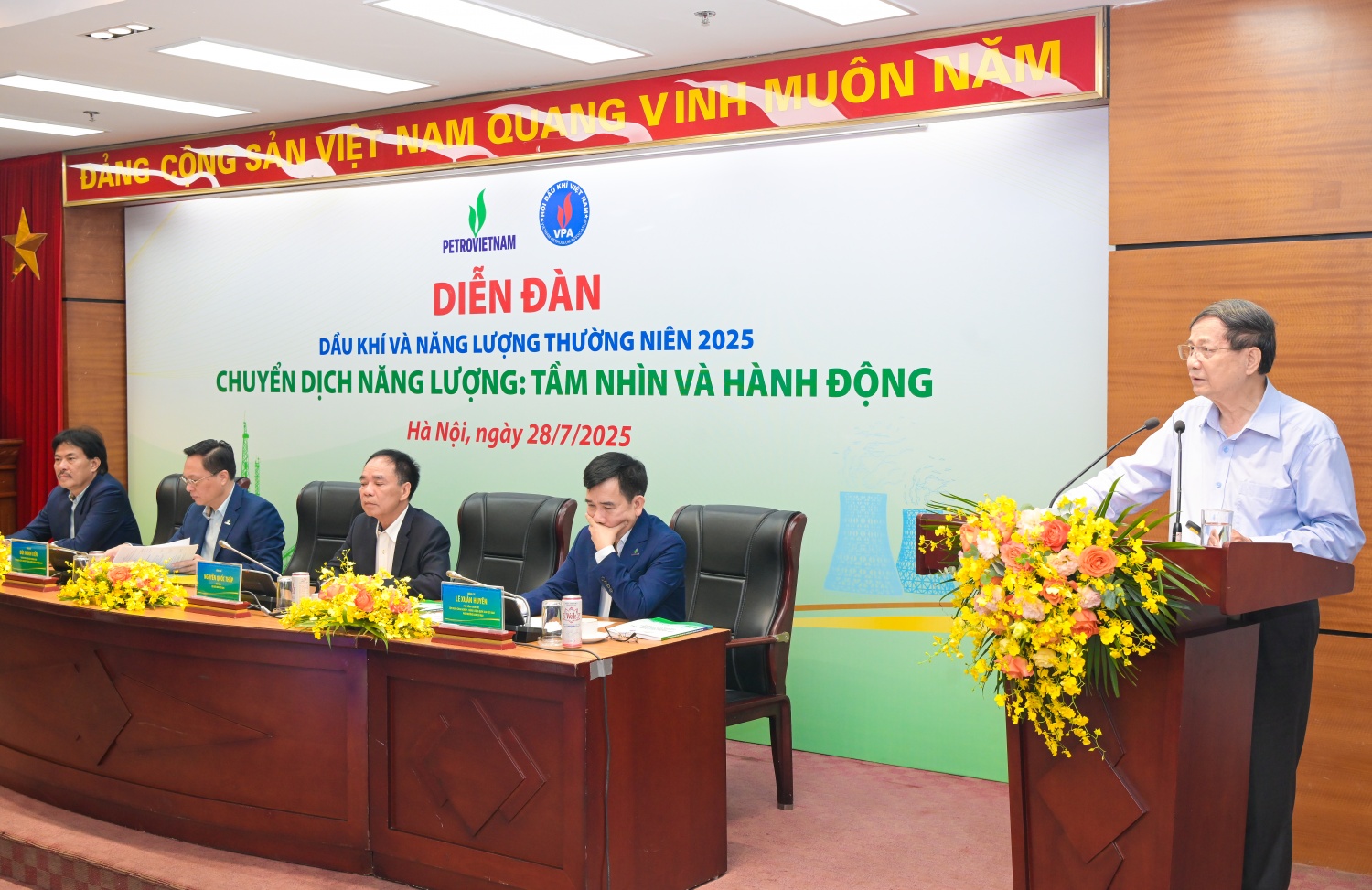 TS Ngô Trí Long - Chuyên gia kinh tế, nguyên Viện trưởng Viện nghiên cứu thị trường giá cả (Bộ Tài chính) trình bày tham luận tại Diễn đàn