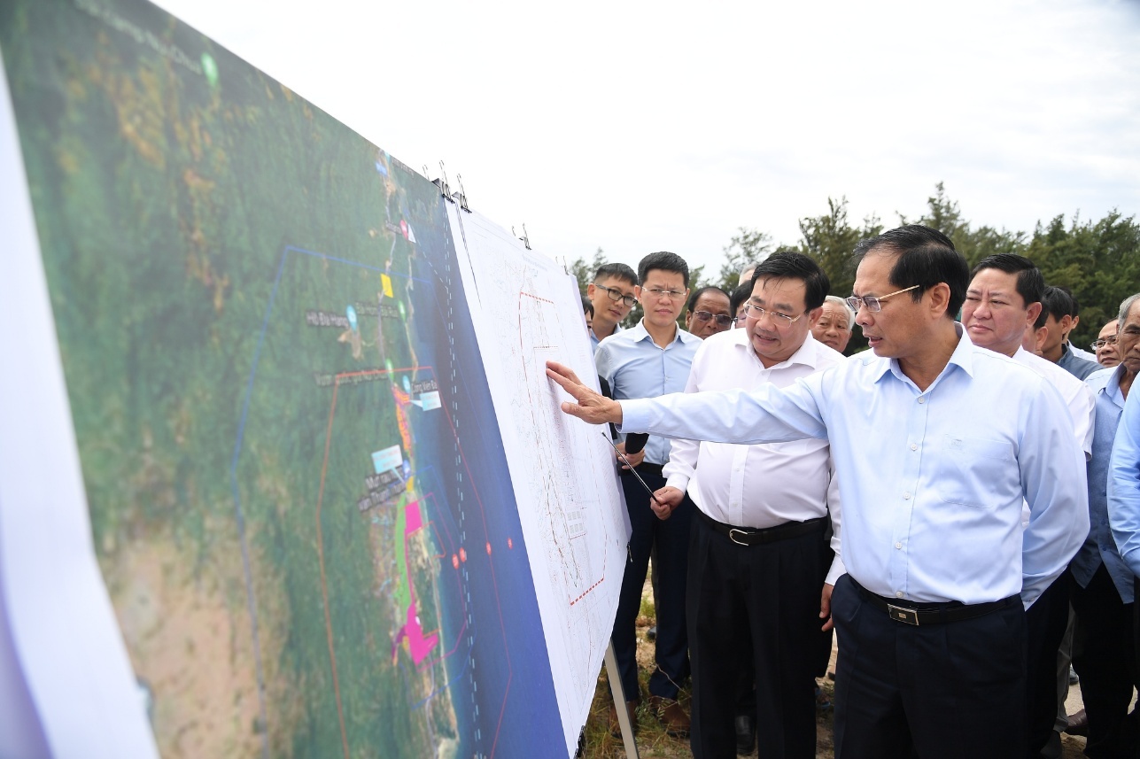 Phó Thủ tướng Chính phủ Bùi Thanh Sơn kiểm tra thực địa điểm quy hoạch xây dựng nhà máy điện hạt nhân Ninh Thuận 1 và Ninh Thuận 2