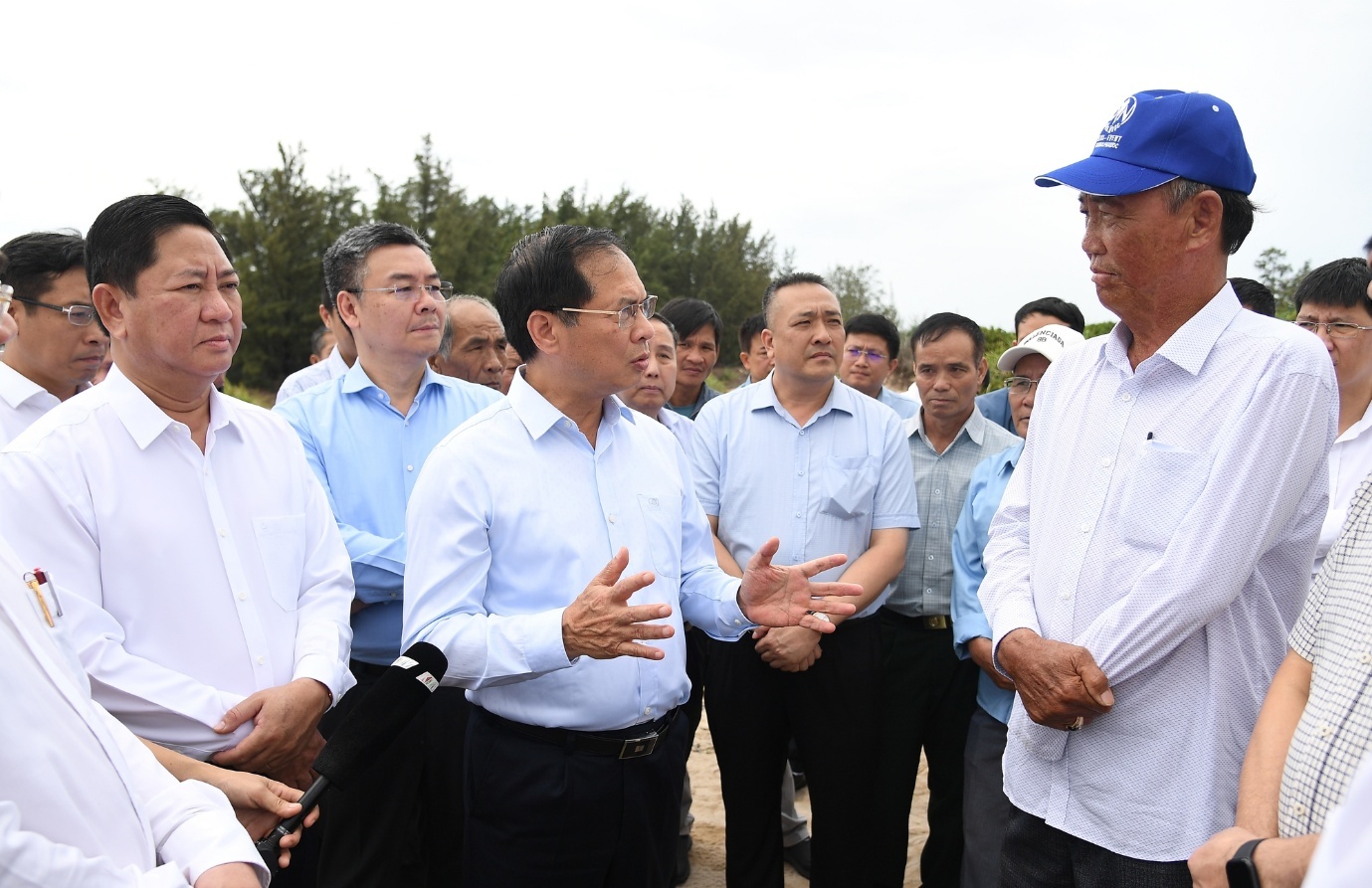 Phó Thủ tướng Bùi Thanh Sơn trao đổi với người dân trong khu vực quy hoạch Nhà máy điện hạt nhân