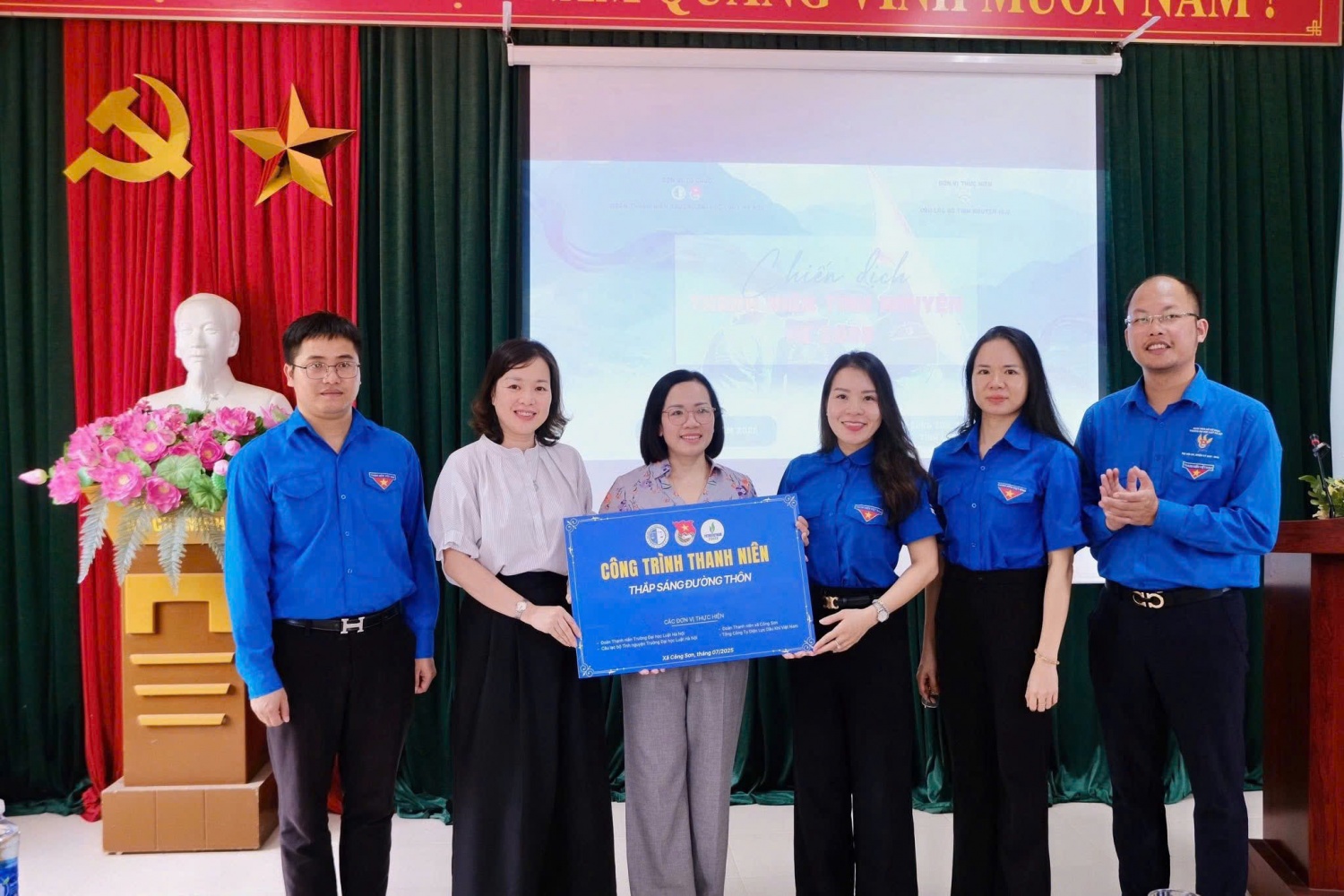Hai công trình thanh niên “Đèn điện năng lượng mặt trời thắp sáng đường quê” được Đoàn Thanh niên PV Power bàn giao giúp góp phần cải thiện hệ thống chiếu sáng, bảo đảm an ninh và an toàn tại các khu dân cư vùng sâu, vùng xa nơi biên giới