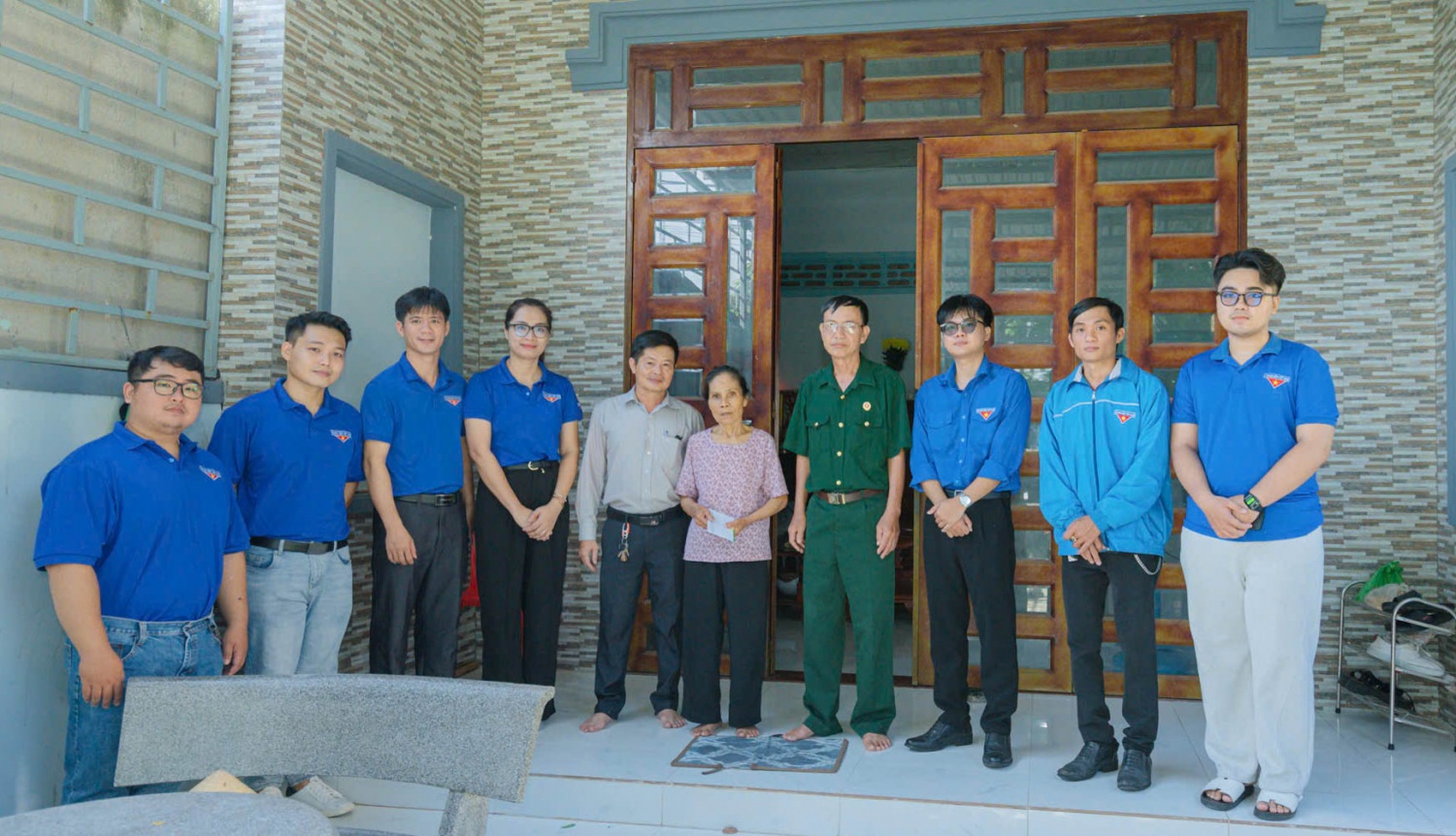 Đoàn cơ sở Nhà máy Đạm Phú Mỹ thăm hỏi và tặng quà cho các gia đình chính sách trên địa bàn phường Phú Mỹ.