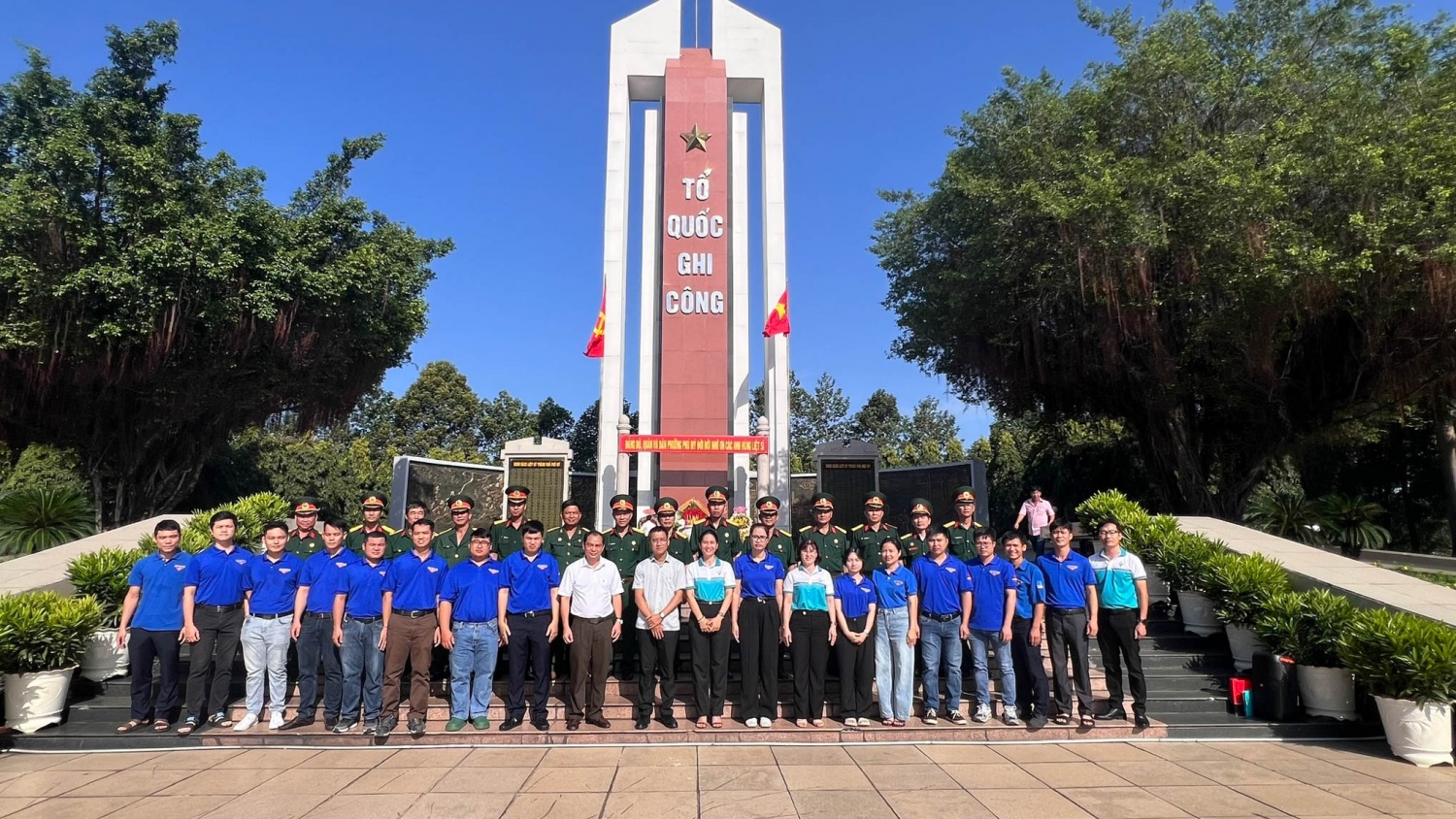 Các tổ chức đoàn thể của Nhà máy Đạm Phú Mỹ đến dâng hương tưởng niệm tại Đài Tưởng niệm liệt sĩ phường Phú Mỹ.