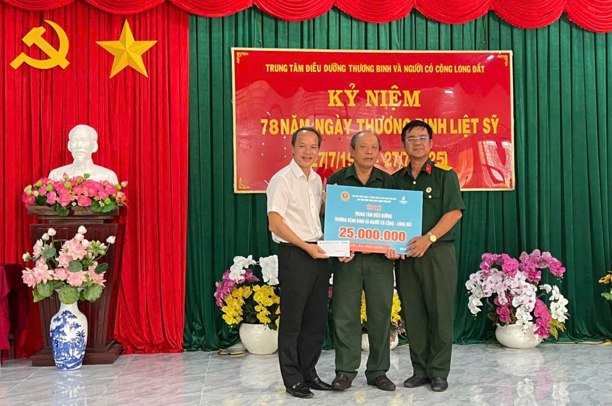 Chi hội Cựu Chiến binh Nhà máy Đạm Phú Mỹ phối hợp cùng Đoàn cơ sở thăm và tặng quà tại Trung tâm Điều dưỡng Thương binh và Người có công Long Đất.