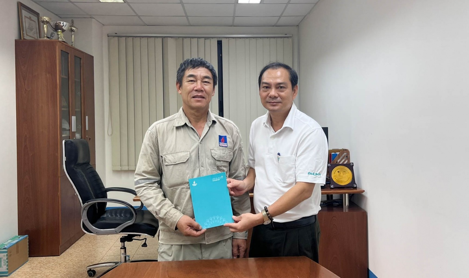 Công đoàn cơ sở thành viên Nhà máy Đạm Phú Mỹ thăm hỏi và tặng quà cho con của gia đình có công với cách mạng.