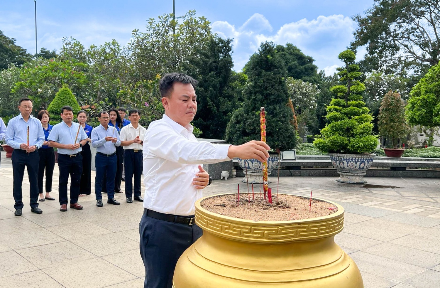 Ông Nguyễn Xuân Hòa, Chủ tịch HĐQT PVFCCo - Phú Mỹ dâng hương tưởng niệm các anh hùng liệt sĩ tại Nghĩa trang liệt sĩ TP Hồ Chí Minh.