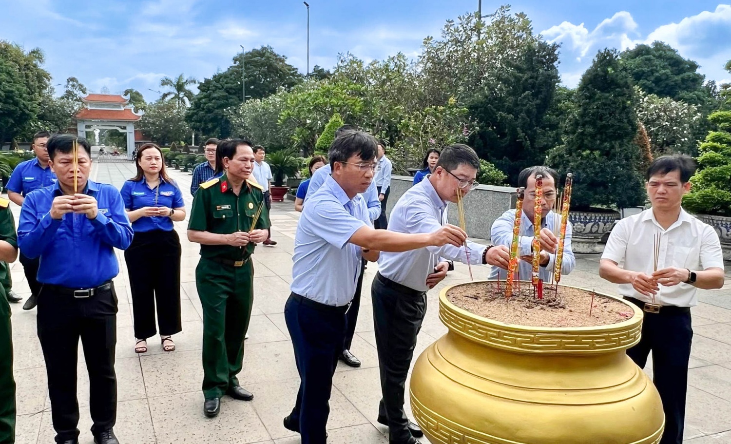 Thành viên Ban lãnh đạo Tổng công ty, đại diện các tổ chức đoàn thể cùng dâng hương tưởng niệm các anh hùng liệt sĩ.