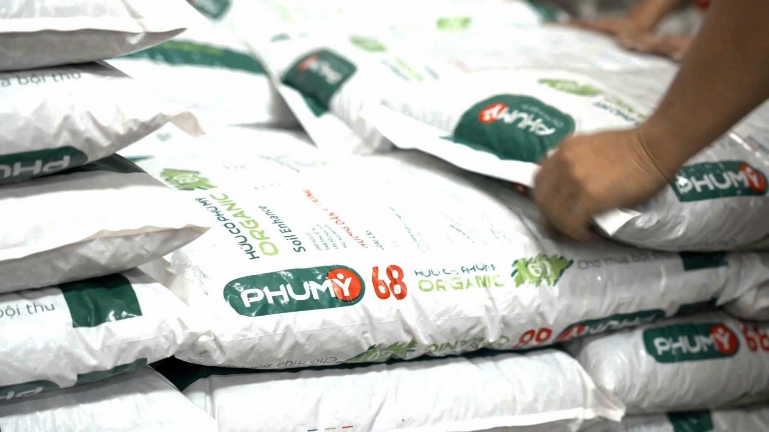 Phân bón Hữu cơ Phú Mỹ Organic được sản xuất hoàn toàn từ phân gà lên men theo công nghệ Nhật Bản tiên tiến.