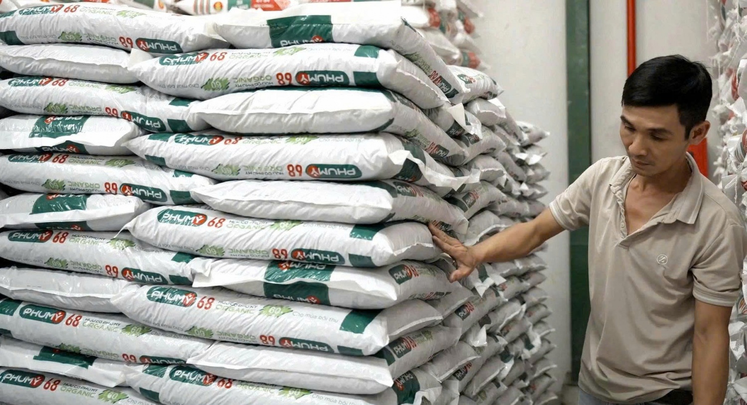 Với quy cách đóng gói tiện lợi 15kg, Hữu cơ Phú Mỹ giúp người nông dân dễ dàng vận chuyển và sử dụng hiệu quả trên mọi điều kiện canh tác.