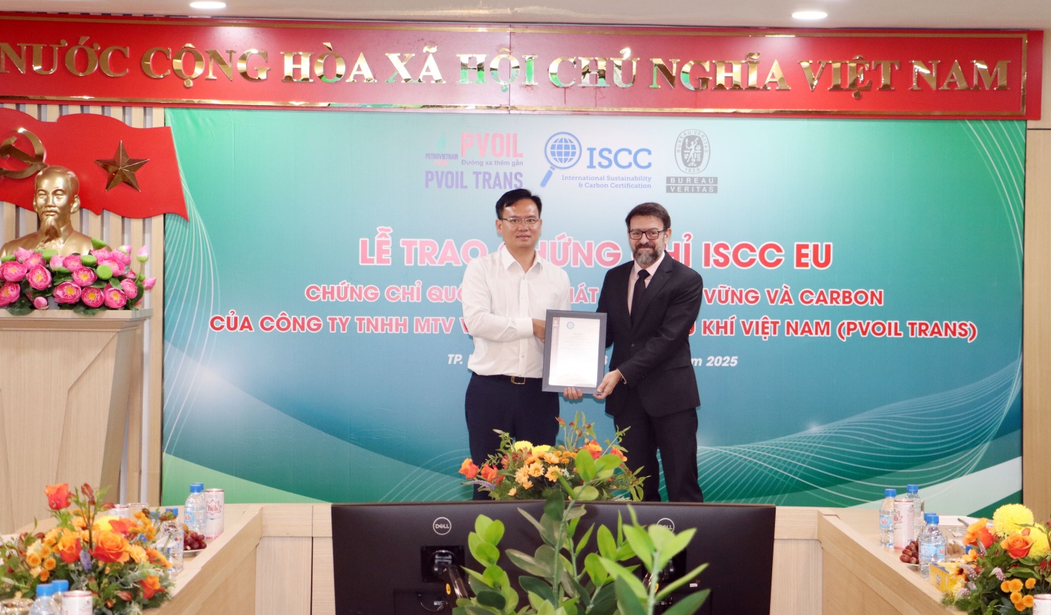 Ông David Martin Ruiz - Tổng Giám đốc BVC Vietnam trao chứng chỉ ISCC EU cho ông Mai Trung Thành - Giám đốc PVOIL Trans