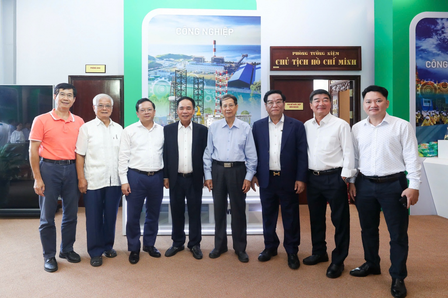 TS Nguyễn Đức Hiển, TS Nguyễn Quốc Thập, cùng các chuyên gia, nhà khoa học, đại biểu tại diễn đàn