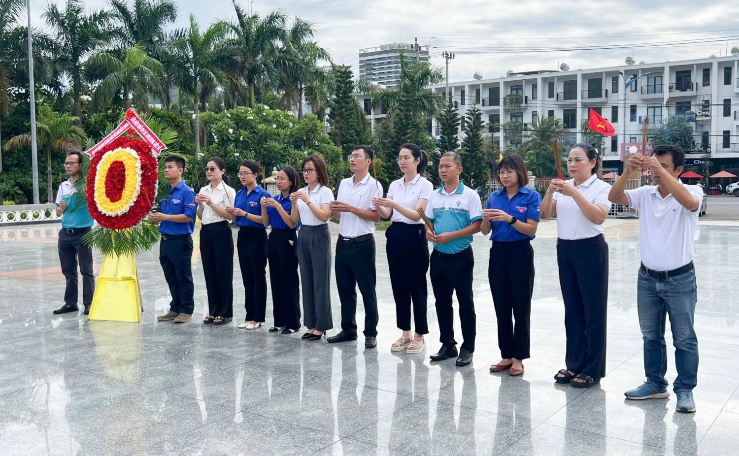 Công ty Cổ phần Phân bón và Hóa chất Dầu khí Miền Trung dâng hương tưởng niệm tại địa phương.