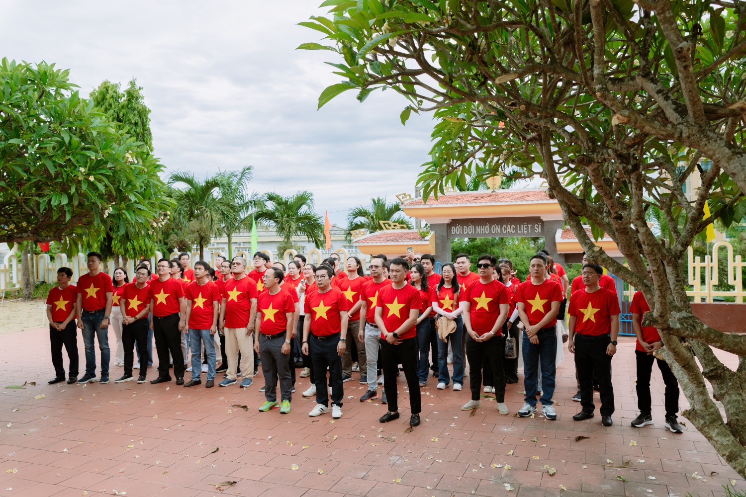 Trong khuôn khổ chương trình, các đại biểu đã đến dâng hương tưởng niệm tại Nghĩa trang liệt sĩ Đặc khu Lý Sơn nhân kỷ niệm 78 năm Ngày Thương binh - Liệt sĩ (27/7/1947 - 27/7/2025).