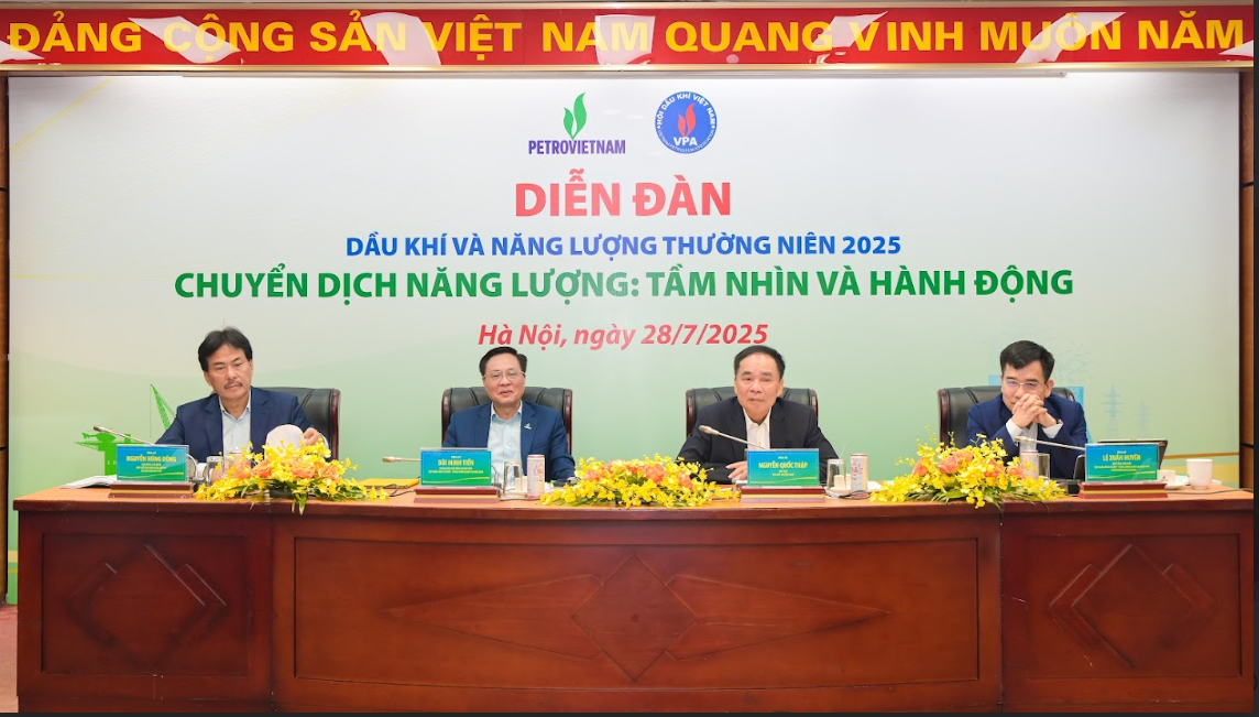 TS Nguyễn Quốc Thập (thứ 2 từ phải qua) tham gia điều hành Diễn đàn