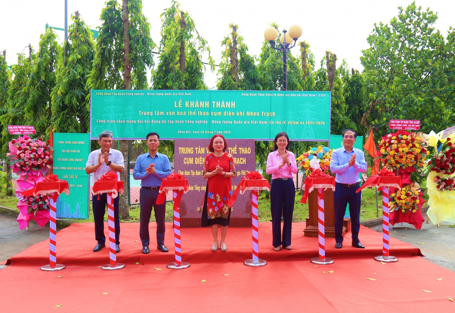 Lễ cắt băng khánh thành Trung tâm Văn hóa Thể thao Cụm điện khí Nhơn Trạch