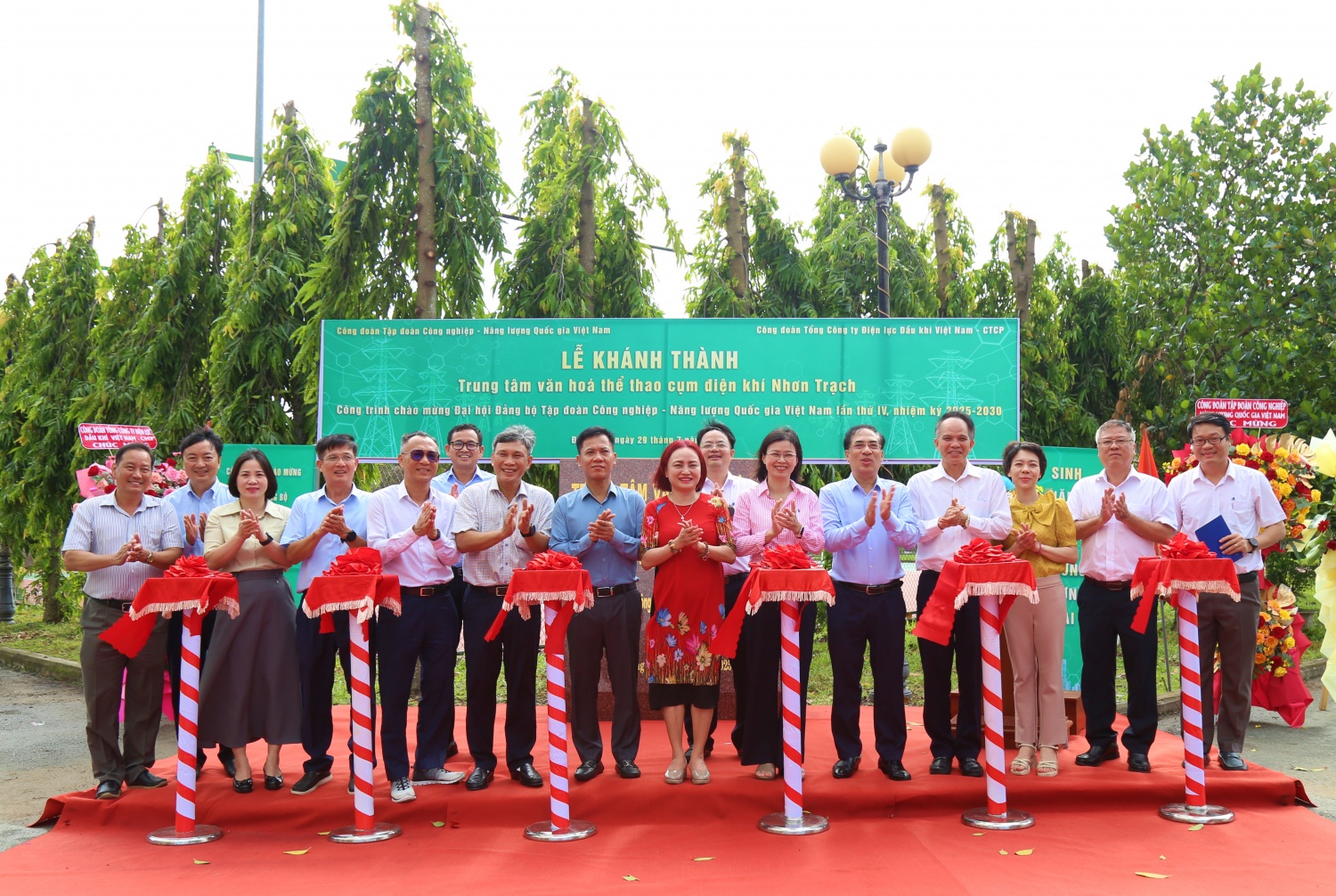 Các đại biểu tham dự Lễ cắt băng khánh thành