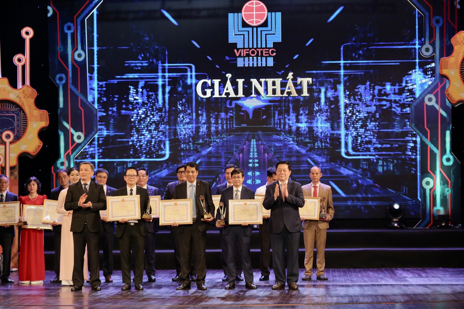 TS Nguyễn Minh Quý - Phó Viện trưởng VPI, ThS Phạm Trường Giang và ThS Hoàng Long đại diện nhóm tác giả nhận giải Nhất VIFOTEC cho Cụm công trình “Nghiên cứu, lựa chọn giải pháp và phát triển, ứng dụng công nghệ nâng cao hệ số thu hồi dầu cho đối tượng trầm tích lục nguyên của các mỏ dầu tại bể Cửu Long, thềm lục địa Việt Nam”.