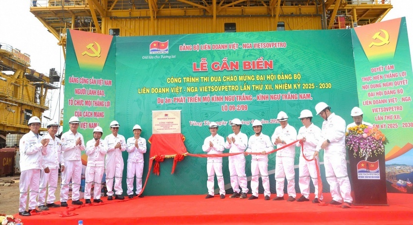 Lễ gắn biển thi đua công trình Dự án Phát triển mỏ Kình Ngư Trắng - Kình Ngư Trắng Nam, Lô 09-2/09