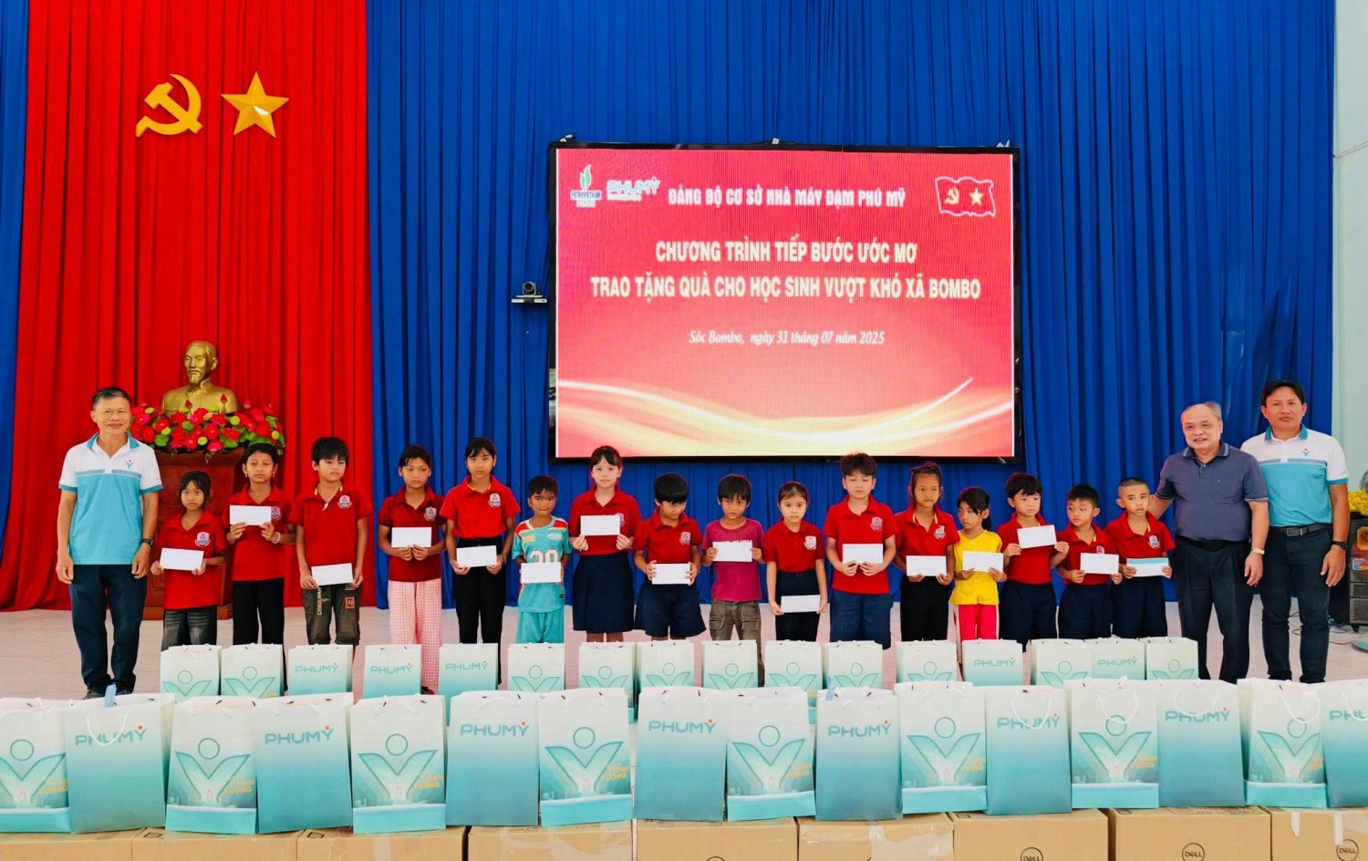 Đoàn công tác phối hợp với chính quyền địa phương trao tặng 40 phần quà cho các em học sinh có hoàn cảnh khó khăn.