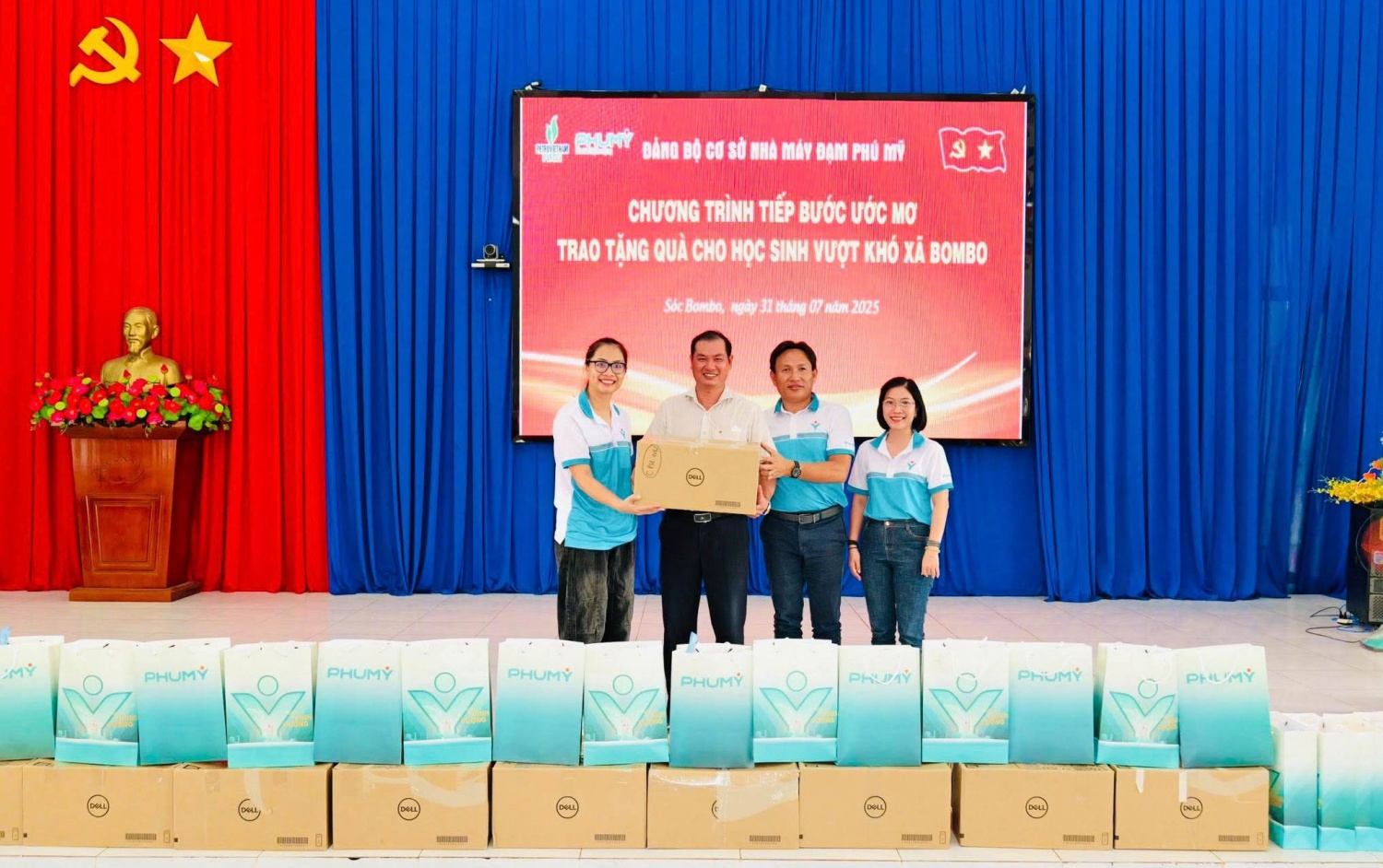 Đảng bộ cơ sở Nhà máy Đạm Phú Mỹ trao tặng máy vi tính cho UBND xã Bom Bo.