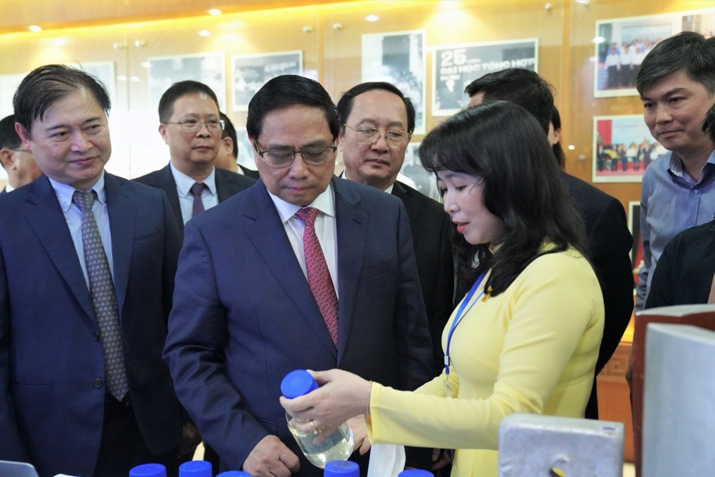 Prime Minister Pham Minh Chinh was introduced to the VPI SP oil recovery enhancer, developed to increase production output in the Bach Ho field at the exhibition celebrating the 10th anniversary of Vietnam Science and Technology Day (May 18, 2013 – May 18, 2023)