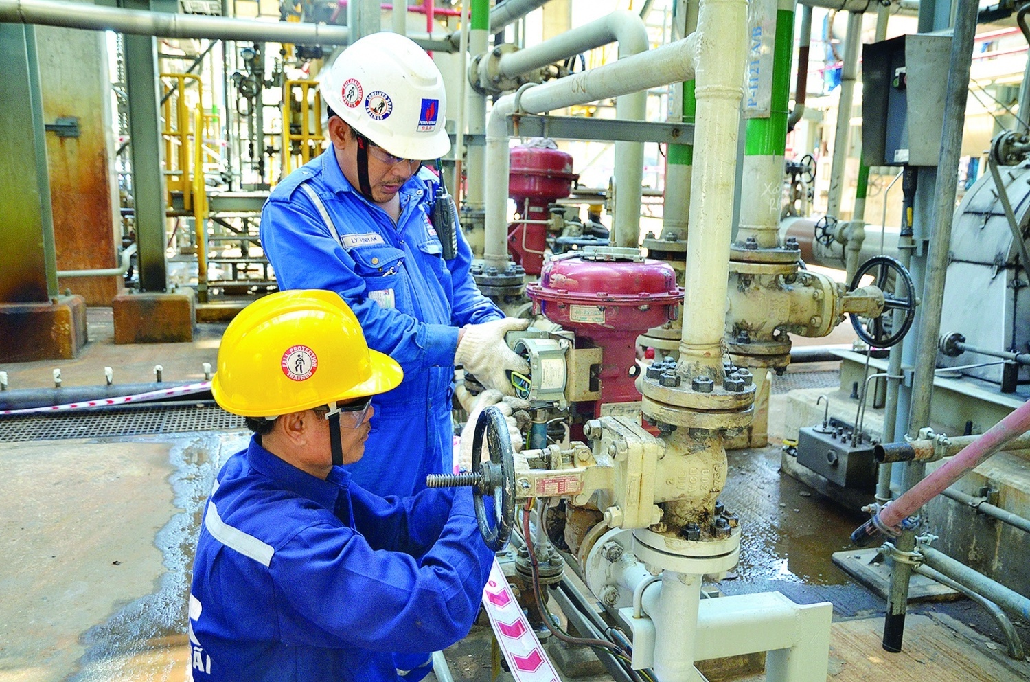 Tinh thần “vượt khó - đổi mới - chiến thắng” đã thắp lên từ những sáng kiến nơi công trường, nhà máy.