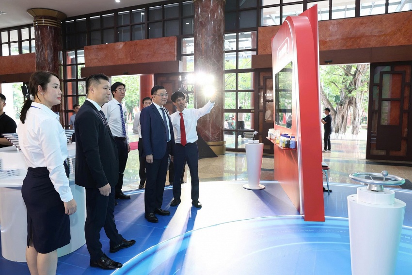 Đồng chí Lê Mạnh Hùng, Bí thư Đảng uỷ, Chủ tịch HĐTV Petrovietnam tham quan triển lãm hiện vật ngành Công nghiệp - Năng lượng