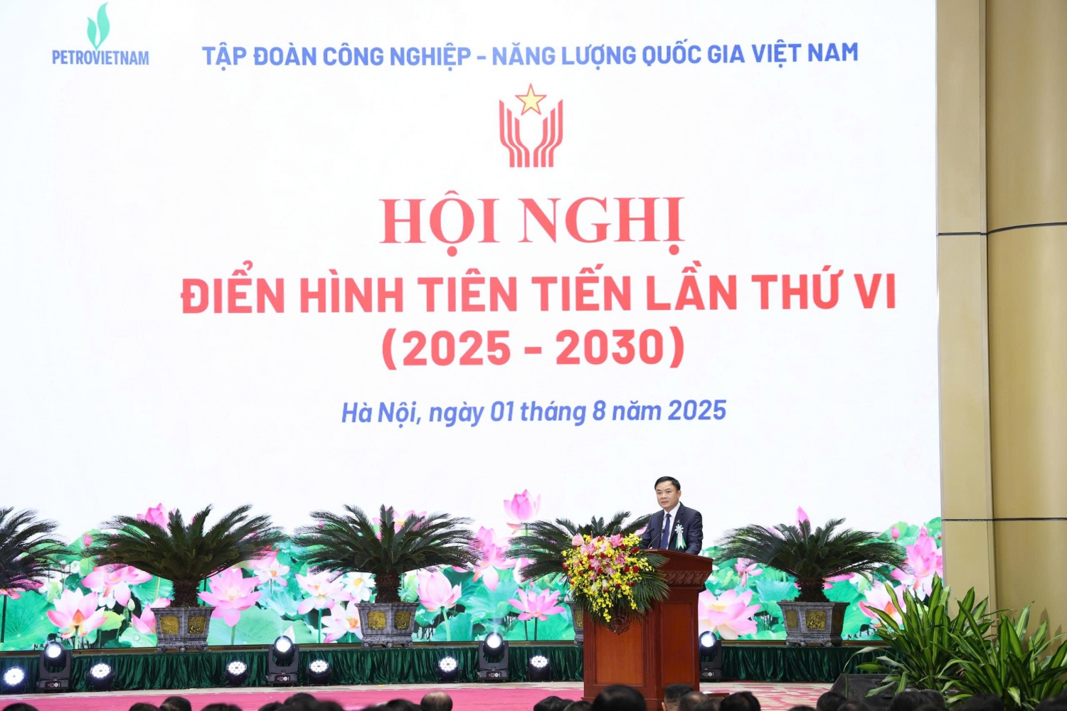 Đồng chí Lê Ngọc Sơn, Phó Bí thư Đảng ủy, Tổng Giám đốc, Chủ tịch Hội đồng TĐKT Tập đoàn phát biểu khai mạc Hội nghị