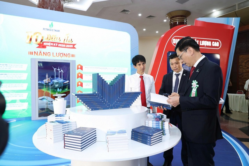 Đồng chí Trần Quang Dũng, Phó Bí thư Thường trực Đảng ủy Tập đoàn tham quan khu vực trưng bày sách quản trị rủi ro và chuyển dịch năng lượng