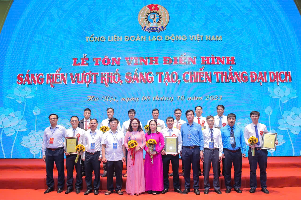Người lao động Petrovietnam vinh dự được tôn vinh tại Lễ tôn vinh điển hình sáng kiến vượt khó, sáng tạo, chiến thắng đại dịch của Tổng liên đoàn Lao động Việt Nam
